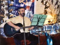 Gonzalo Montero actuando en "El Rinc�n del Arte Nuevo"
